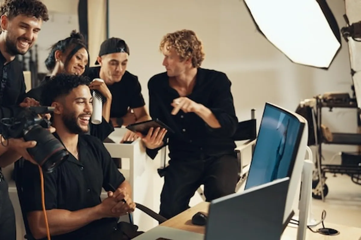 Tonmischpult mit Reglern in einem Aufnahmestudio