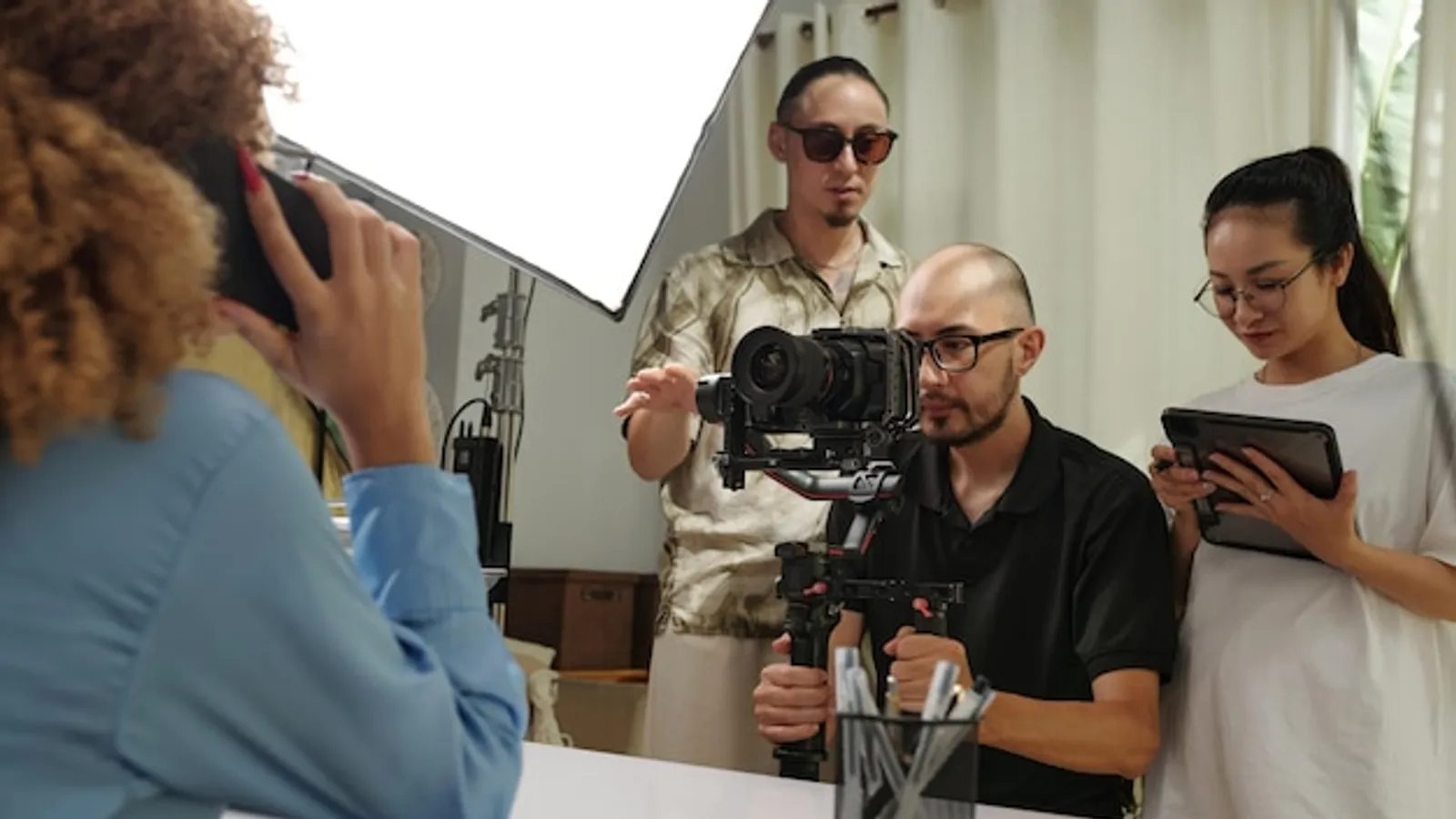 Studio-Setup mit Kameras, Mischpult und Beleuchtung